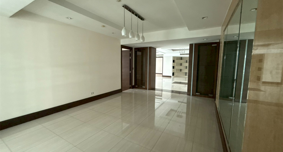 For rent 4 bedrooms condo in Khlong Toei, Bangkok