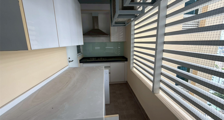 For rent 4 bedrooms condo in Khlong Toei, Bangkok