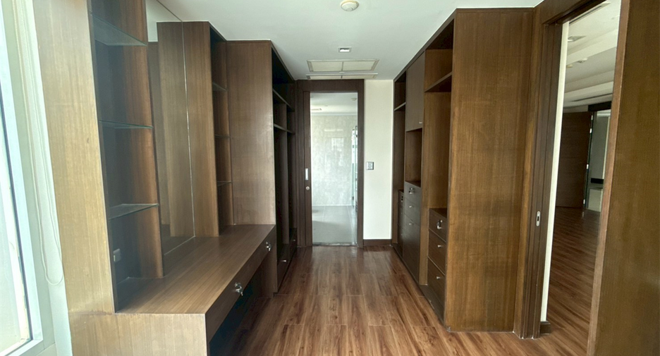 For rent 4 bedrooms condo in Khlong Toei, Bangkok