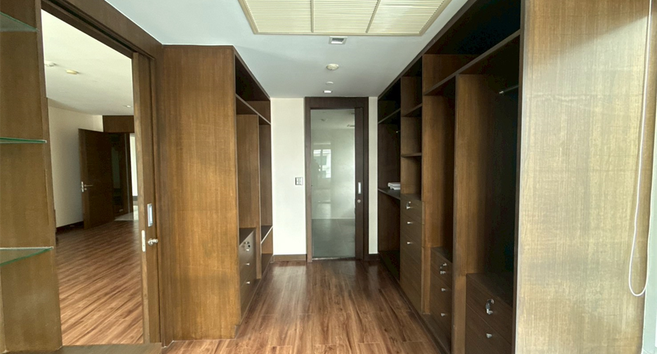 For rent 4 bedrooms condo in Khlong Toei, Bangkok