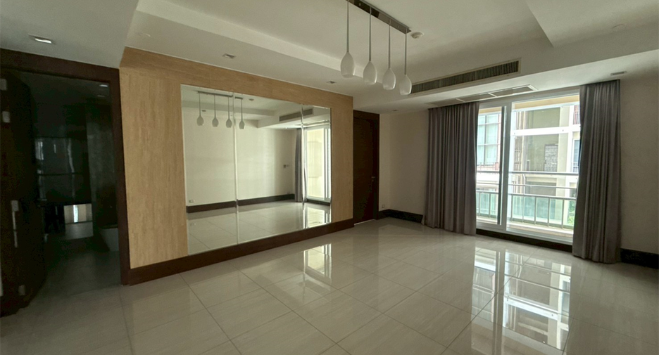 For rent 4 bedrooms condo in Khlong Toei, Bangkok