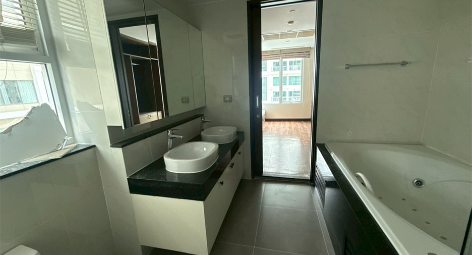 For rent 4 bedrooms condo in Khlong Toei, Bangkok