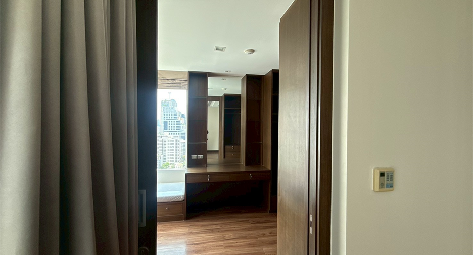 For rent 4 bedrooms condo in Khlong Toei, Bangkok