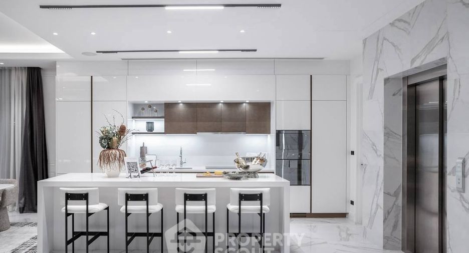 For sale 4 bedrooms townhouse in Watthana, Bangkok