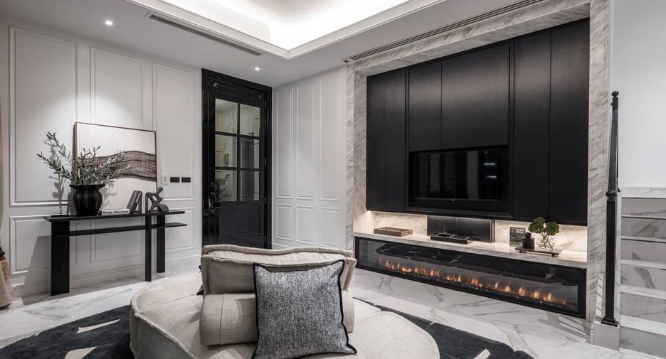 For sale 4 bedrooms townhouse in Watthana, Bangkok