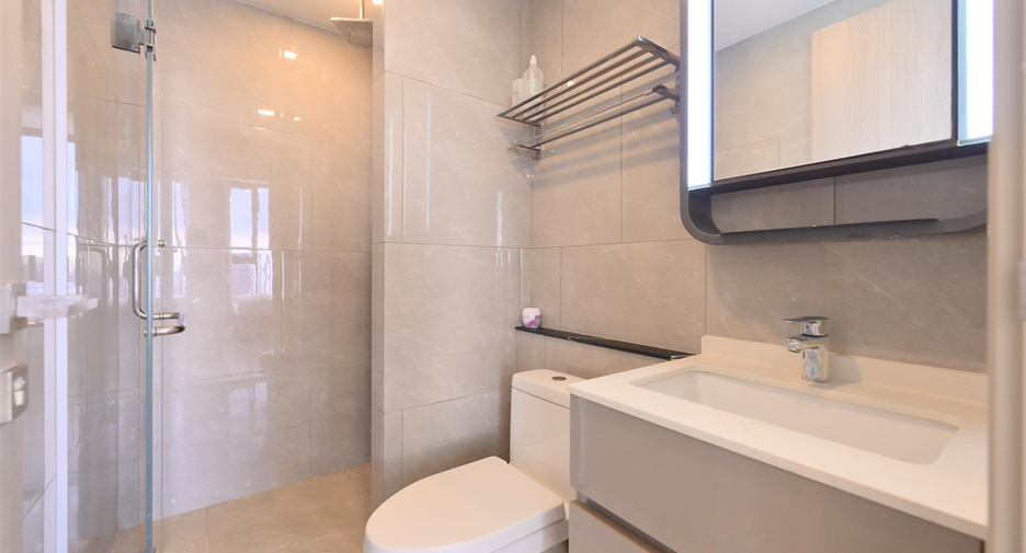 For rent 2 bedrooms condo in Huai Khwang, Bangkok