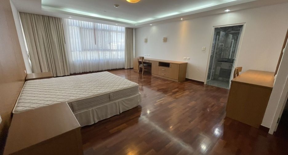 For rent 3 bedrooms condo in Watthana, Bangkok