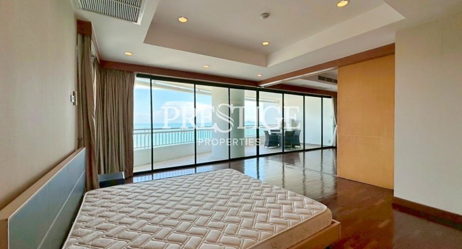 For rent 3 bedrooms condo in North Pattaya, Pattaya