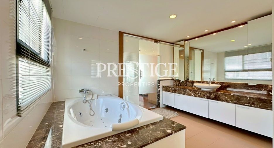 For rent 3 bedrooms condo in North Pattaya, Pattaya