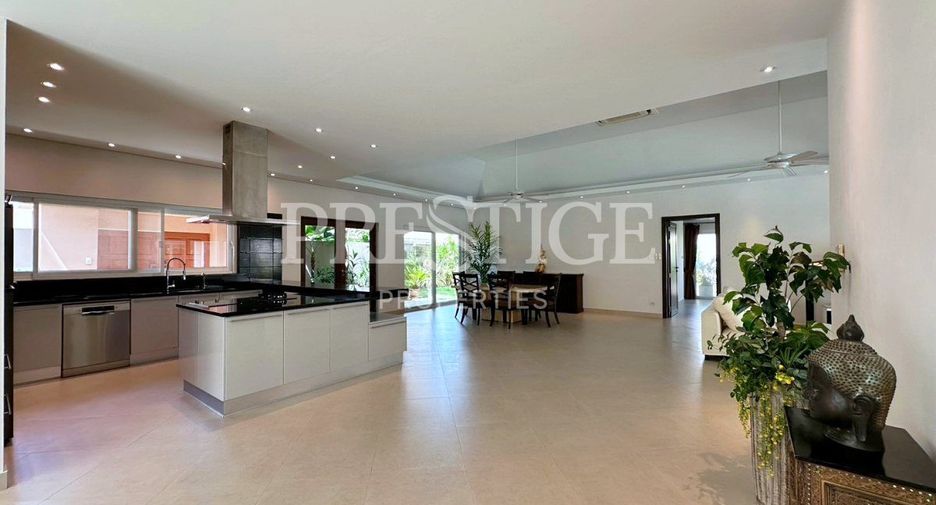 Casa en alquiler de 3 habitaciones en Bang Lamung, Chonburi