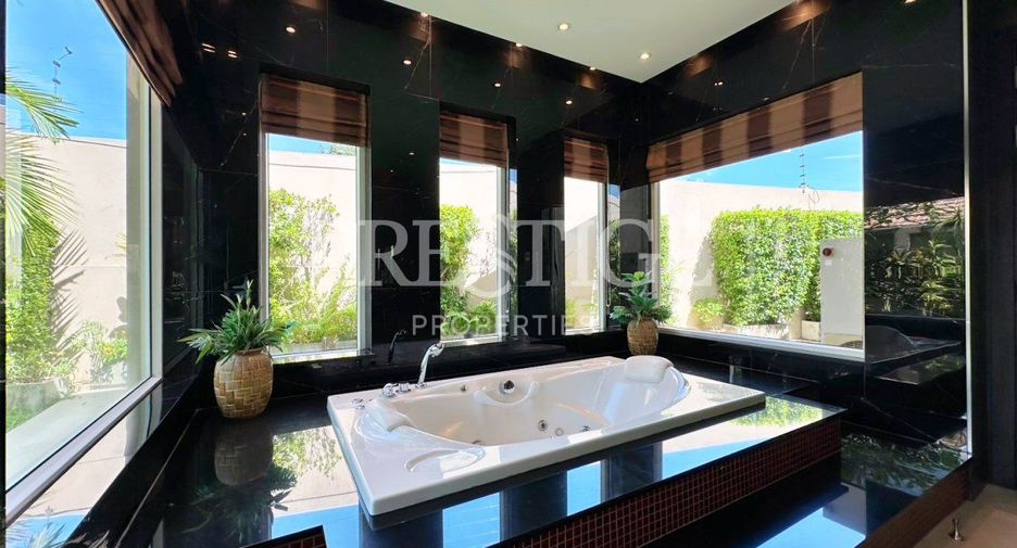 Casa en alquiler de 3 habitaciones en Bang Lamung, Chonburi