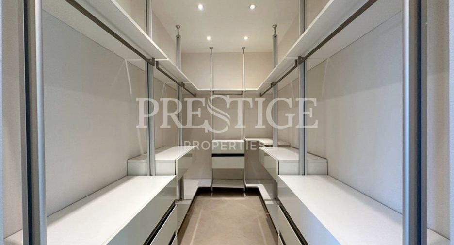 Casa en alquiler de 3 habitaciones en Bang Lamung, Chonburi