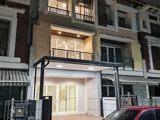 出租 3 卧室 联排别墅 在 Wang Thong Lang, 曼谷
