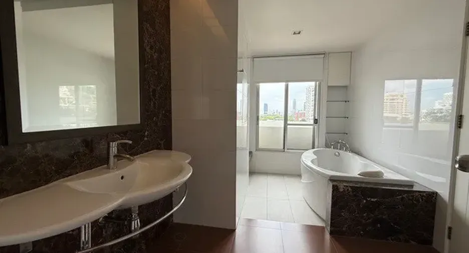 À louer 2 chambres condo à Khlong Toei, Bangkok