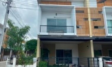 Casa adosada en venta de 3 habitaciones en Mueang Rayong, Rayong