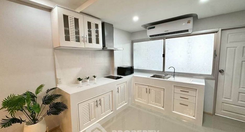 For rent 2 bedrooms condo in Huai Khwang, Bangkok