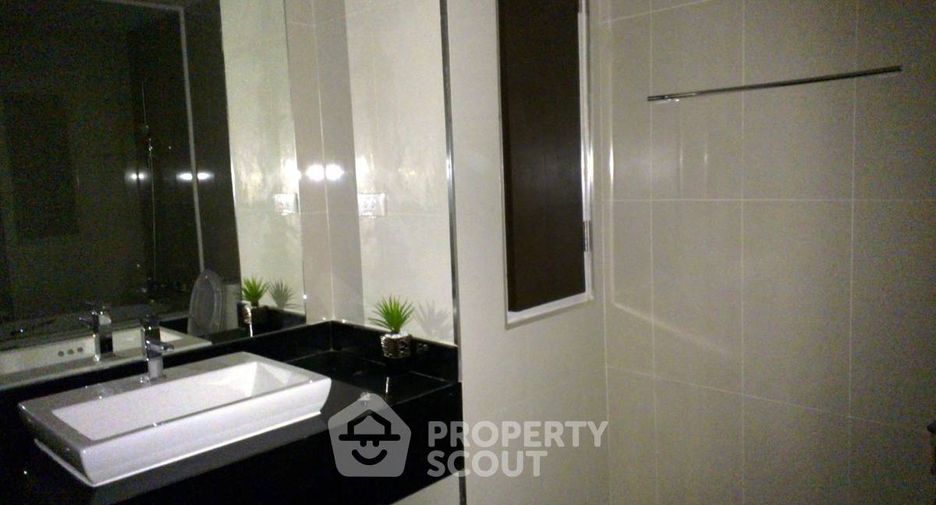 For rent 3 bedrooms condo in Khlong Toei, Bangkok