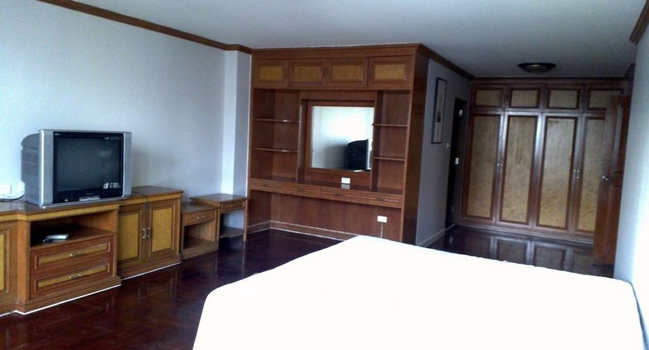 For rent 3 bedrooms condo in Khlong Toei, Bangkok