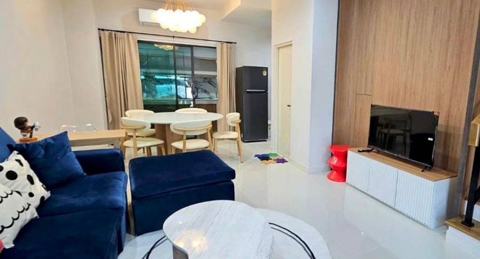 Casa adosada en alquiler de 3 habitaciones en Saphan Sung, Bangkok