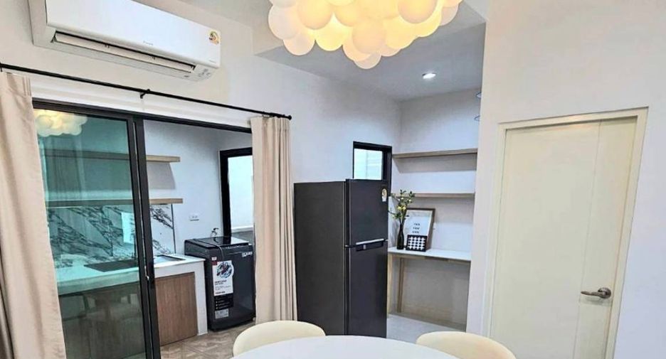 Casa adosada en alquiler de 3 habitaciones en Saphan Sung, Bangkok