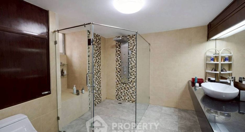 For rent 4 bedrooms condo in Watthana, Bangkok