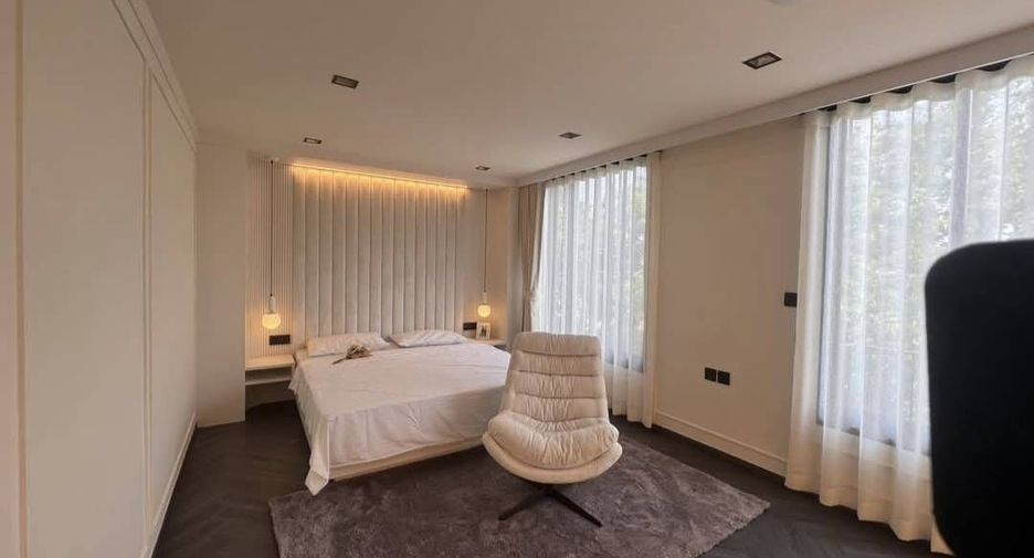 For sale 3 bedrooms house in Huai Khwang, Bangkok
