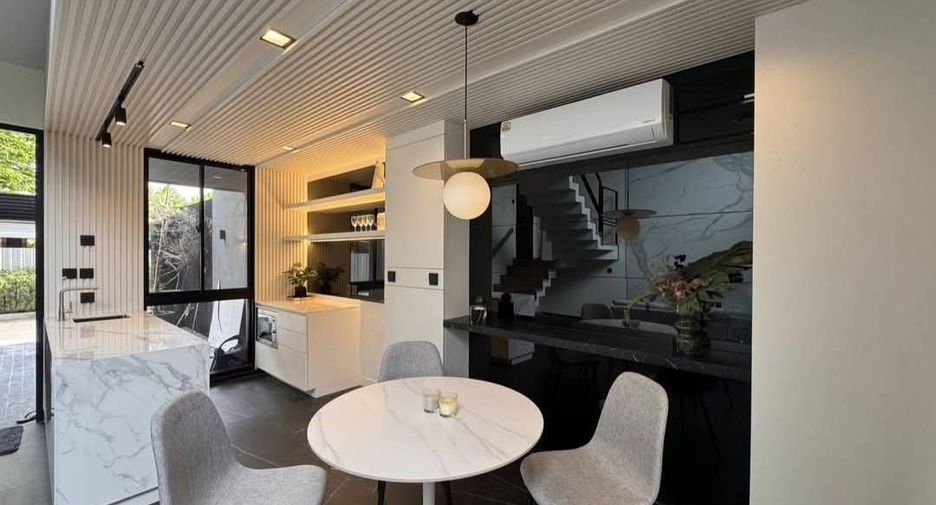 For sale 3 bedrooms house in Huai Khwang, Bangkok