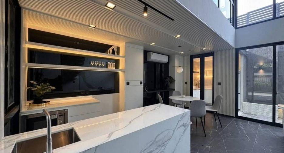 For sale 3 bedrooms house in Huai Khwang, Bangkok