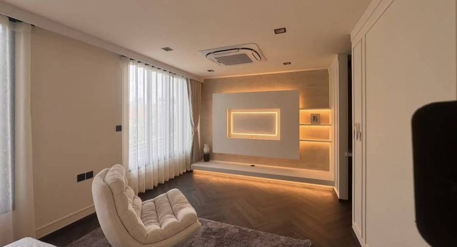 For sale 3 bedrooms house in Huai Khwang, Bangkok