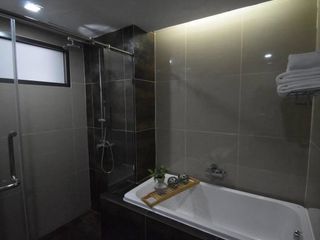 Аренда 2 спальни кондо в Кхлонг Тоеи, Бангкок