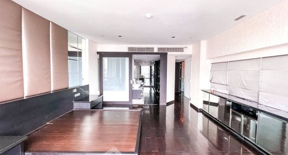 For sale 3 bedrooms condo in Khlong Toei, Bangkok