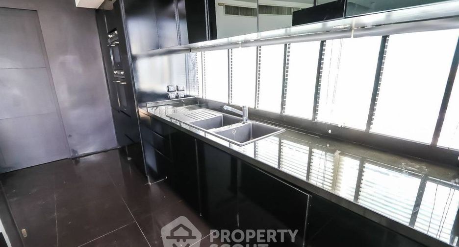 For sale 3 bedrooms condo in Khlong Toei, Bangkok