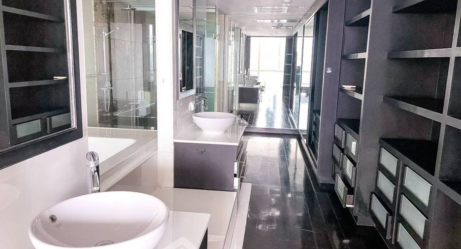 For sale 3 bedrooms condo in Khlong Toei, Bangkok