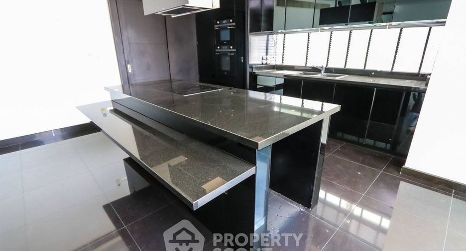 For sale 3 bedrooms condo in Khlong Toei, Bangkok