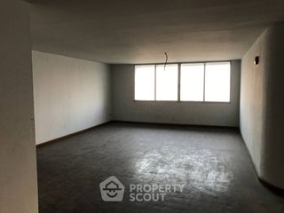 For sale 3 bedrooms condo in Khlong Toei, Bangkok