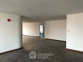 For sale 3 bedrooms condo in Khlong Toei, Bangkok