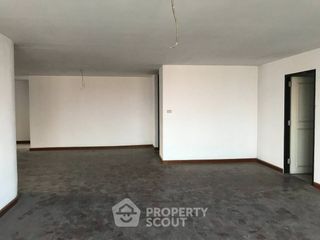 For sale 3 bedrooms condo in Khlong Toei, Bangkok