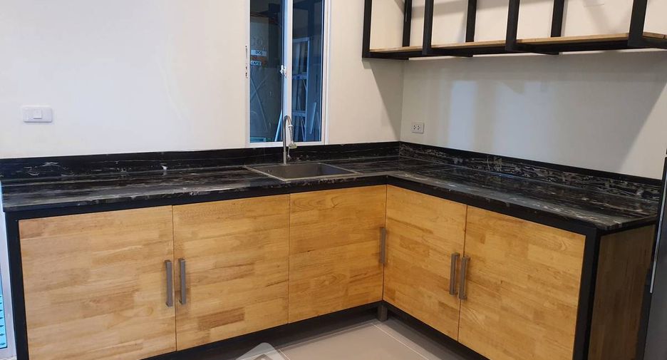 For sale 4 bedrooms townhouse in Suan Luang, Bangkok