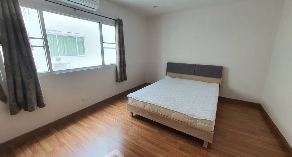For sale 4 bedrooms townhouse in Suan Luang, Bangkok