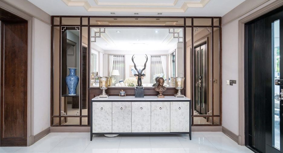 Casa en venta y en alquiler de 5 habitaciones en Sai Mai, Bangkok