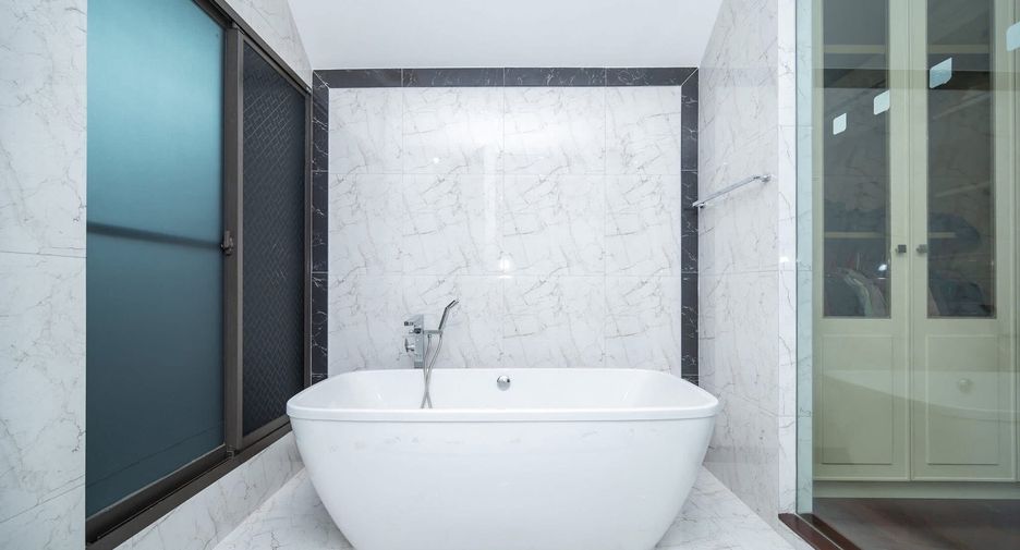 Casa en venta y en alquiler de 5 habitaciones en Sai Mai, Bangkok