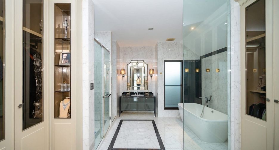 Casa en venta y en alquiler de 5 habitaciones en Sai Mai, Bangkok
