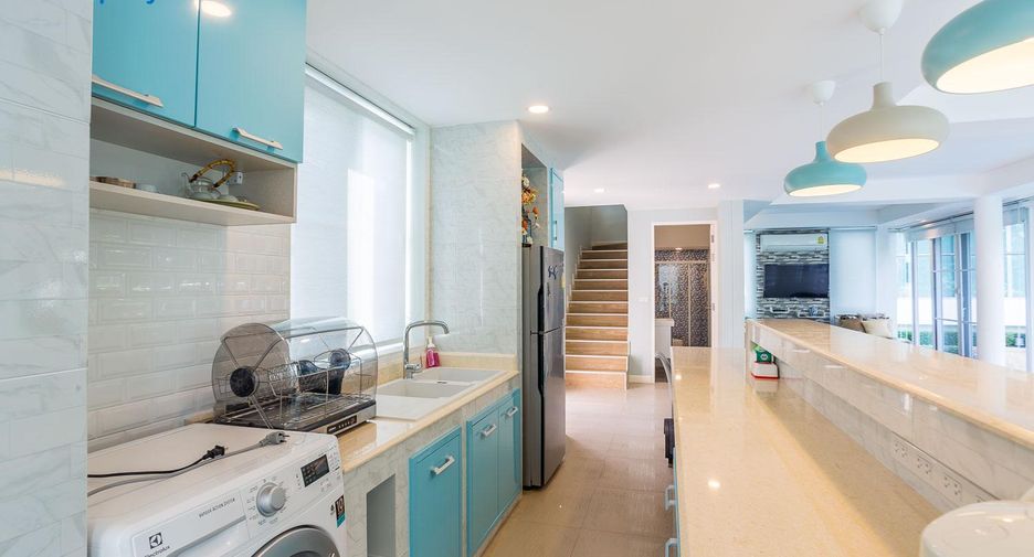 Condo en venta de 3 habitaciones 