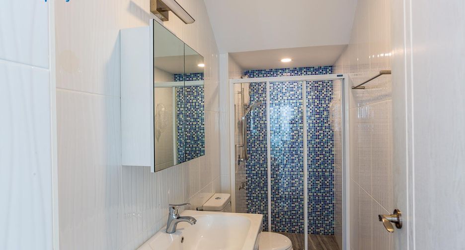 Condo en venta de 3 habitaciones 