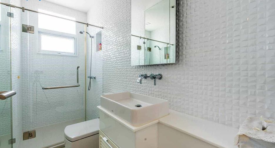 Condo en venta de 4 habitaciones 