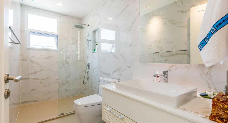 Condo en venta de 4 habitaciones 