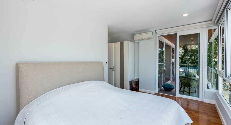 Condo en venta de 4 habitaciones 