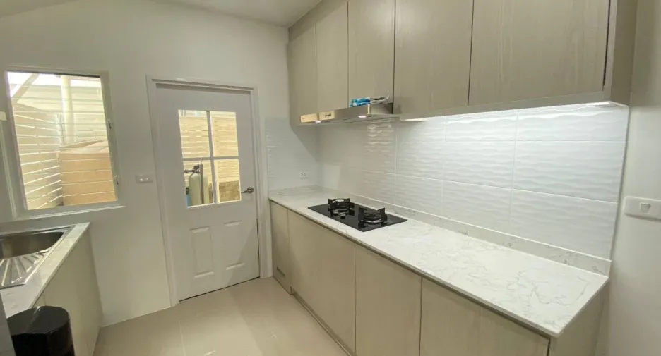 À louer 4 chambres maison à Mueang Samut Prakan, Samut Prakan
