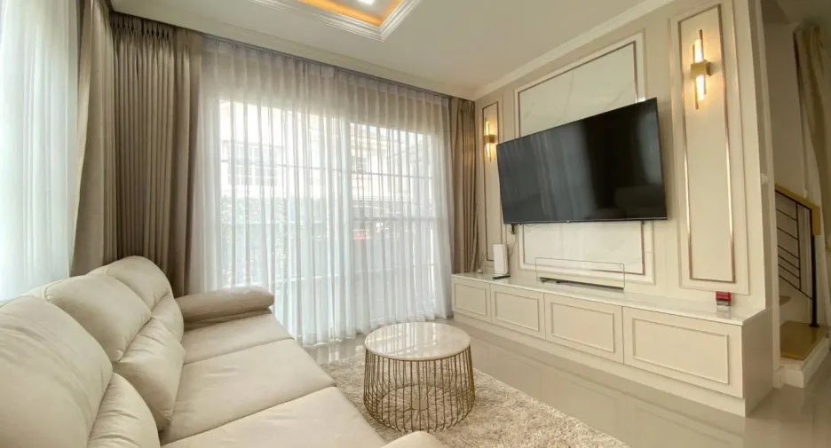 À louer 4 chambres maison à Mueang Samut Prakan, Samut Prakan