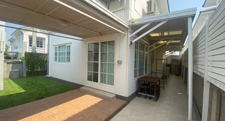À louer 4 chambres maison à Mueang Samut Prakan, Samut Prakan